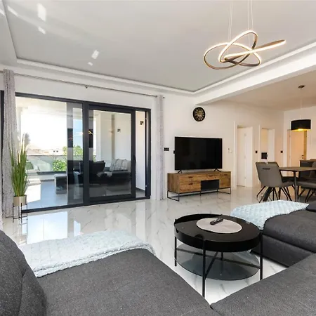 Ivan M - 20m To The Beach Apartment